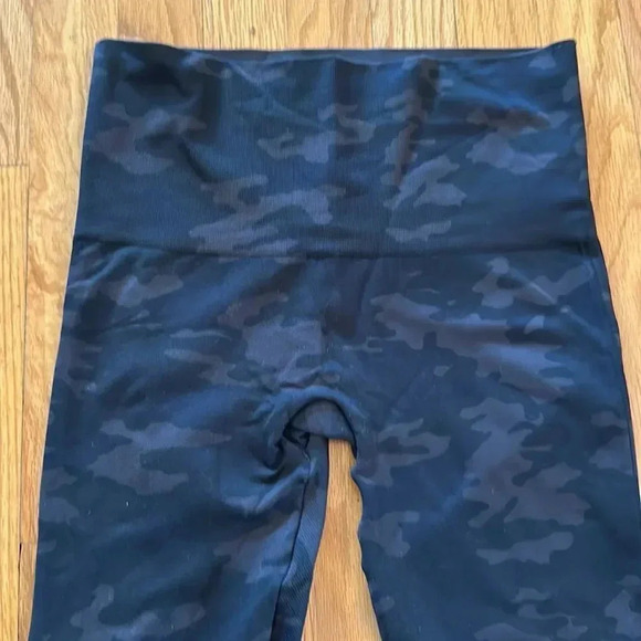 Spanx sz M camo black grey 24” inseam camo great pre owned condition shape wear - Picture 3 of 4